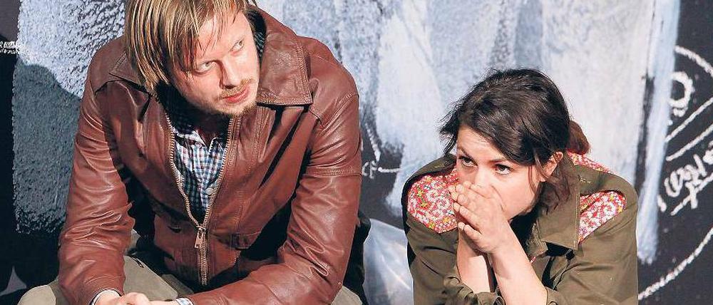 Hipsterpärchen. Oliver Stern als Dr. Stockmann und Eva Meckbach als Gattin. Foto: O. Zillmer