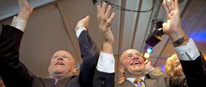 Die Minister Uri Rosenthal (l.) und Fred Teeven von der rechtsliberalen Partei VVD feiern nach der Bekanntgabe der ersten Wahlbefragungen.