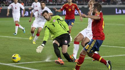 Jordi Alba versucht den Ball an der georgischen Abwehr vorbei ins Tor zu spitzeln.