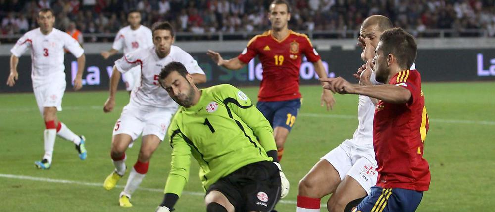 Jordi Alba versucht den Ball an der georgischen Abwehr vorbei ins Tor zu spitzeln.