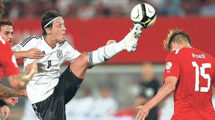 Gute Haltung. So ästhetisch wie bei Mesut Özil sah die Darbietung der Deutschen in Wien gestern nur selten aus. Foto: dpa