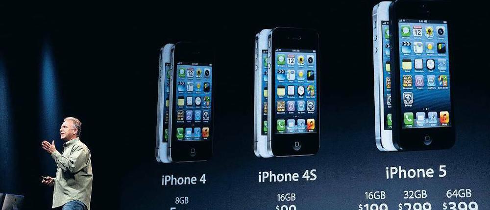 Einst und jetzt. Phil Schiller, Marketingmann der Firma Apple, präsentiert in San Francisco das neueste Modell des iPhone. Foto: dapd