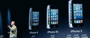 Einst und jetzt. Phil Schiller, Marketingmann der Firma Apple, präsentiert in San Francisco das neueste Modell des iPhone. Foto: dapd