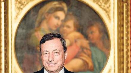 Der Retter. EZB-Chef Mario Draghi rechnet mit einem Volumen von 70 bis 100 Milliarden Euro beim Ankaufprogramm von Staatsanleihen. Foto: rtr