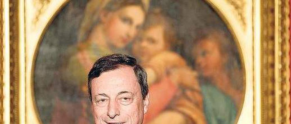 Der Retter. EZB-Chef Mario Draghi rechnet mit einem Volumen von 70 bis 100 Milliarden Euro beim Ankaufprogramm von Staatsanleihen. Foto: rtr