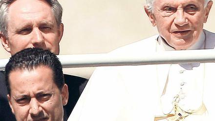 In guten Zeiten. Paolo Gabriele im Papamobil mit dem Papst. Foto: Reuters