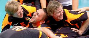 Die deutschen Sitzvolleyballer jubeln nach dem gewonnenen Spiel um Platz drei gegen Russland.