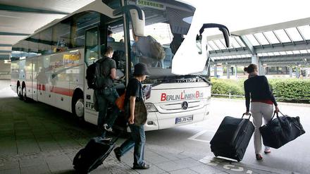 Umsteigen. Bus fahren ist meist günstiger als Bahn fahren - lange wehrte sich die Bahn erfolgreich gegen Konkurrenz. 