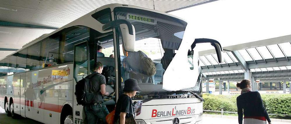 Umsteigen. Bus fahren ist meist günstiger als Bahn fahren - lange wehrte sich die Bahn erfolgreich gegen Konkurrenz.