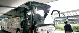 Umsteigen. Bus fahren ist meist günstiger als Bahn fahren - lange wehrte sich die Bahn erfolgreich gegen Konkurrenz. 