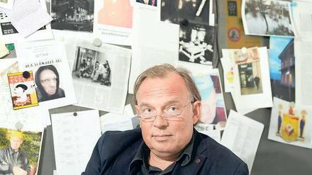 Florian Schöttle, 56, ist Atelierbeauftragter beim Berufsverband Bildender Künstler. Seit 1996 betreut der Immobilienkaufmann das Ateliersofortprogramm des Landes, auf das sich professionelle Künstler aus Berlin bewerben können – wenn sie weniger als 16.000 Euro im Jahr verdienen.