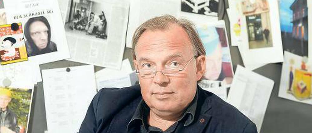Florian Schöttle, 56, ist Atelierbeauftragter beim Berufsverband Bildender Künstler. Seit 1996 betreut der Immobilienkaufmann das Ateliersofortprogramm des Landes, auf das sich professionelle Künstler aus Berlin bewerben können – wenn sie weniger als 16.000 Euro im Jahr verdienen.