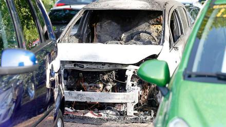 Bei einem Autohaus an der Landsberger Allee sind mehrere Wagen durch ein Feuer beschädigt worden.