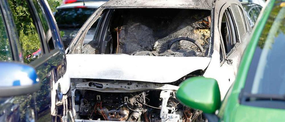 Bei einem Autohaus an der Landsberger Allee sind mehrere Wagen durch ein Feuer beschädigt worden.