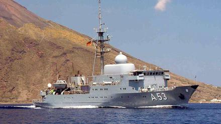 Das Flottendienstboot "Oker" der deutschen Marine ist auf dem Weg zu einem Einsatz im östlichen Mittelmeer.