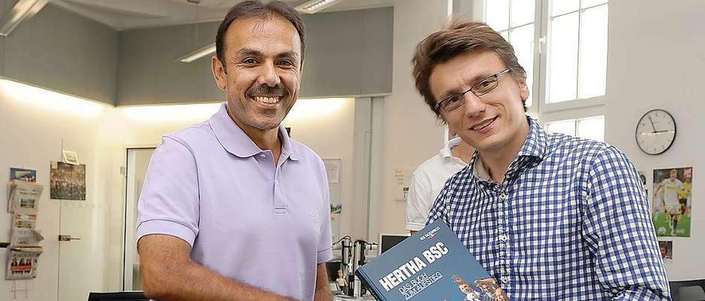 Willkommen beim Tagesspiegel. Am Donnerstag besuchte Hertha-Trainer Jos Luhukay die Redaktion und bekam von Sportchef Robert Ide schon mal eine Buch zum Aufstieg geschenkt. Allerdings eines aus dem vorigen Sommer.