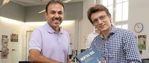 Willkommen beim Tagesspiegel. Am Donnerstag besuchte Hertha-Trainer Jos Luhukay die Redaktion und bekam von Sportchef Robert Ide schon mal eine Buch zum Aufstieg geschenkt. Allerdings eines aus dem vorigen Sommer.