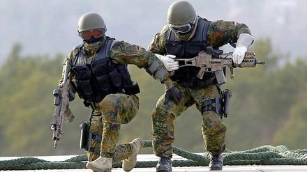 In absoluten Ausnahmesituationen darf die Bundeswehr künftig auch im Inland zum Einsatz kommen. Die Union begrüßte das Urteil, SPD und Linke üben Kritik.