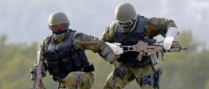 In absoluten Ausnahmesituationen darf die Bundeswehr künftig auch im Inland zum Einsatz kommen. Die Union begrüßte das Urteil, SPD und Linke üben Kritik.