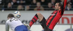 Kampf um den Ball: Der Frankfurter Stürmer Theofanis Gekas und der Fürther Torwart Max Grün.
