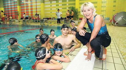 BADESPASS. SCC-Schwimmtrainerin Manuela Rogge (rechts) im Stadtbad Charlottenburg an der Krummen Straße.