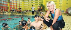 BADESPASS. SCC-Schwimmtrainerin Manuela Rogge (rechts) im Stadtbad Charlottenburg an der Krummen Straße.
