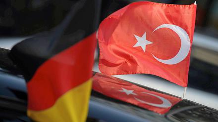 Für welche Flagge schlägt das Herz? Viele Deutsch-Türken sind in dieser Frage zwiegespalten.