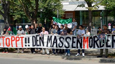 Junge Syrer demonstrieren vor der Russischen Botschaft in Berlin.