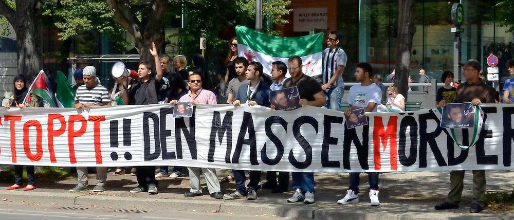 Junge Syrer demonstrieren vor der Russischen Botschaft in Berlin.