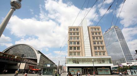 Am Bahnhof Alexanderplatz hat ein Regionalzug einen Rollstuhlfahrer überrollt.