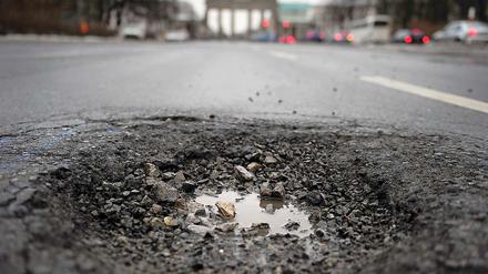Schlaglöcher, wie hier auf der Straße des 17. Juni, marode Gehsteige und unbefahrbare Radwege gehören in Berlin zum Stadtbild.