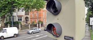 Autofahrer ärgern sich über "Abzocke", doch die Polizei versichert: Blitzer werden nur aus Gründen der Verkehrssicherheit aufgestellt.