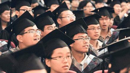 Ungewisse Zukunft. Die Krise der weltweiten Wirtschaft trifft Chinas Absolventen hart. Ein Viertel findet keinen adäquaten Job. 