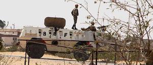 Eine ägyptische Grenzkontrolle patroulliert an der Grenze zu Israel.