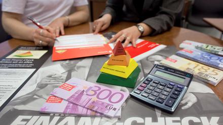 "Jedes Darlehen hat seinen Preis", warnen Verbraucherschützer vor vorschnellen Entscheidungen für vermeintlich günstige Kredite.