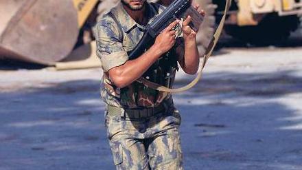 Unter Feuer. Ein Kämpfer der Freien Syrischen Armee bringt sich bei einem Angriff von Regierungstruppen nahe der Stadt Aleppo in Sicherheit. 