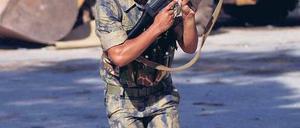 Unter Feuer. Ein Kämpfer der Freien Syrischen Armee bringt sich bei einem Angriff von Regierungstruppen nahe der Stadt Aleppo in Sicherheit. 