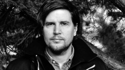 Der Autor ist Künstler und Bildhauer. In seiner laufenden Recherchearbeit „Twenty Years of Solitude“ dokumentiert er DDR-Fahnenmasten im öffentlichen Raum im Ostteil Berlins.