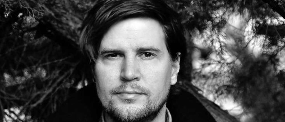 Der Autor ist Künstler und Bildhauer. In seiner laufenden Recherchearbeit „Twenty Years of Solitude“ dokumentiert er DDR-Fahnenmasten im öffentlichen Raum im Ostteil Berlins.