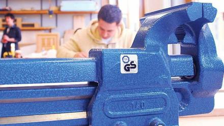 An die Werkbank. Viele Ausbildungsplätze können in diesem Jahr in Brandenburg nicht besetzt werden, da es zu wenige Bewerber im Land gibt. Dies kann auch eine Chance für Berliner Jugendliche sein. 