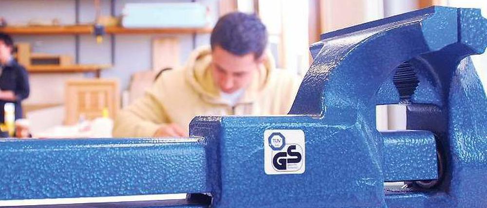 An die Werkbank. Viele Ausbildungsplätze können in diesem Jahr in Brandenburg nicht besetzt werden, da es zu wenige Bewerber im Land gibt. Dies kann auch eine Chance für Berliner Jugendliche sein. 