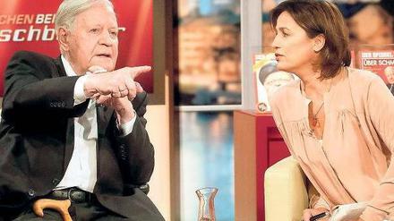 Da geht’s lang. Helmut Schmidt erklärt Sandra Maischberger vor 1,97 Millionen Zuschauern die Weltlage. Foto: WDR