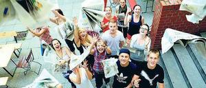Die Teilnehmer und Teilnehmerinnen der Schüler-Sommerakademie im Tagesspiegel-Innenhof.