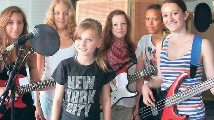 Die Burning Nessels.  Lisa (re.) und ihre Bandkolleginnen. 