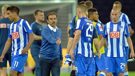 Herthas Trainer Jos Luhukay klatscht ab, am liebsten nicht nur einen Torschützen, sondern möglichst viele.