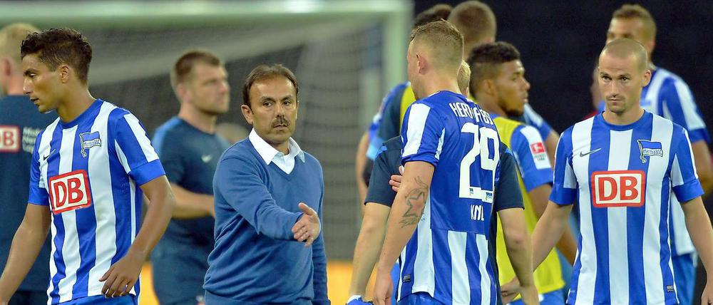 Herthas Trainer Jos Luhukay klatscht ab, am liebsten nicht nur einen Torschützen, sondern möglichst viele.