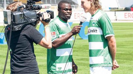 Noch Single? Gerald Asamoah jobbte zuletzt nicht nur als Reporter fürs Lokalfernsehen, sondern versuchte auch, Mitspieler wie Michael Hefele an die Frau zu bringen. Foto: dapd