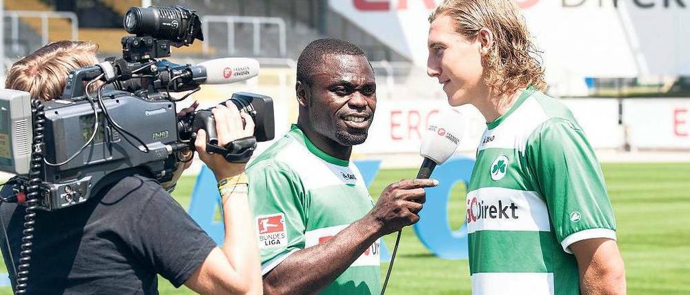 Noch Single? Gerald Asamoah jobbte zuletzt nicht nur als Reporter fürs Lokalfernsehen, sondern versuchte auch, Mitspieler wie Michael Hefele an die Frau zu bringen. Foto: dapd