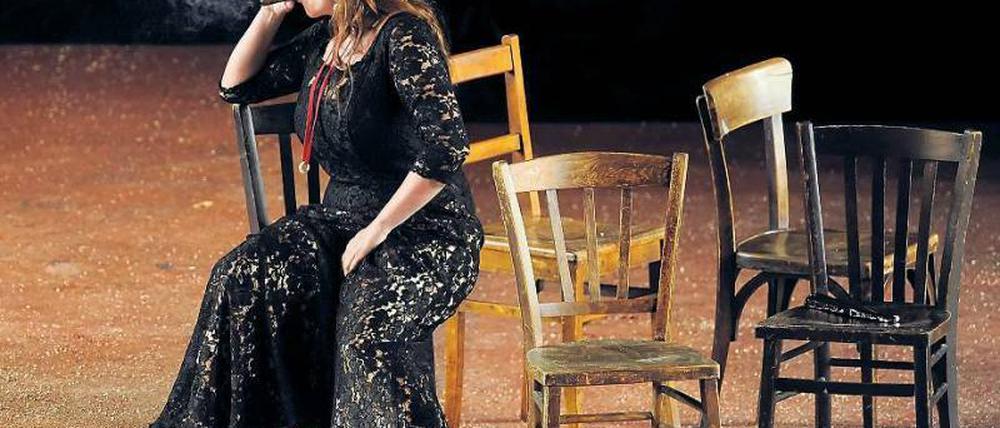 Starker Tobak. Julia Rutiglianos Carmen raucht, singt und tanzt auf der Fächerbühne am Wannsee. Foto: dpa