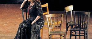 Starker Tobak. Julia Rutiglianos Carmen raucht, singt und tanzt auf der Fächerbühne am Wannsee. Foto: dpa